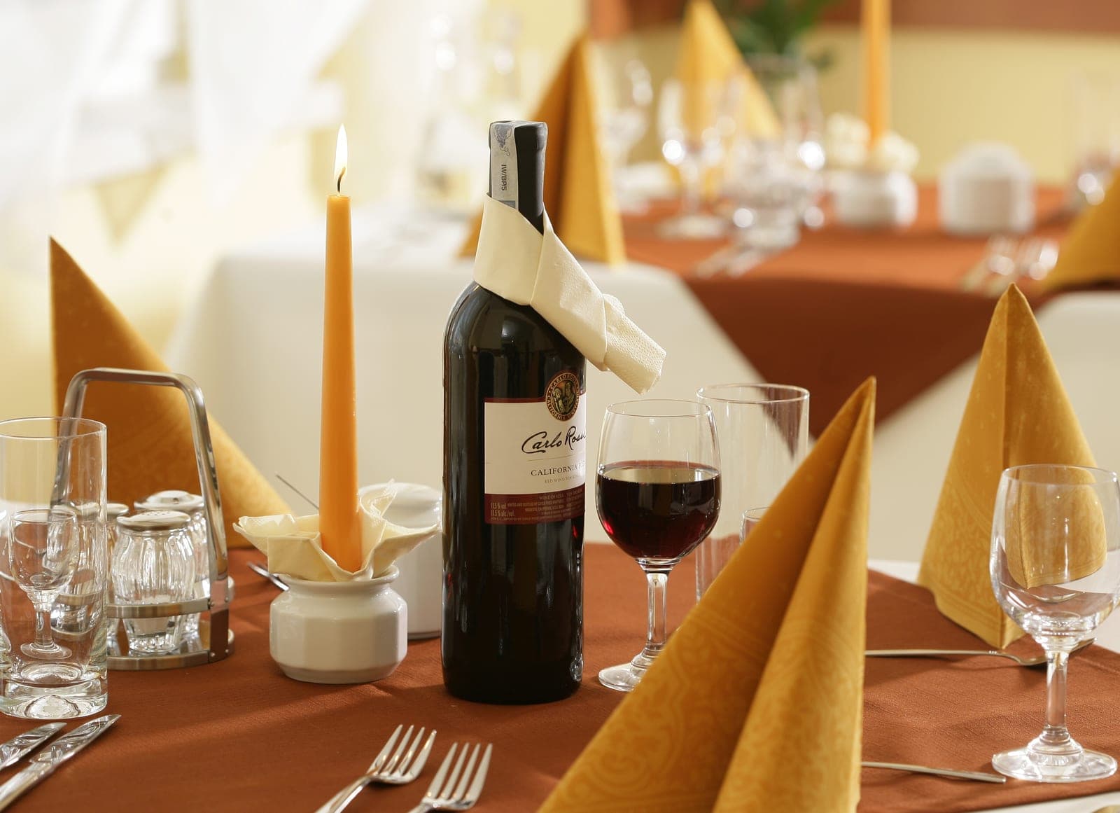 Sala restauracyjna Hotelu Grand Felix w Nowej Hucie — nakryty stół